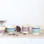 日本製 Tetote 美濃燒情侶杯木質桌面上與同系列碗款搭配展示