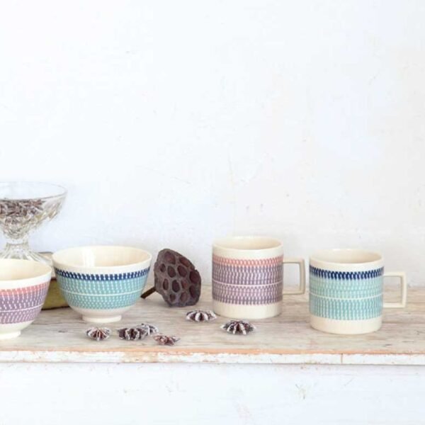 日本製 Tetote 美濃燒情侶杯木質桌面上與同系列碗款搭配展示