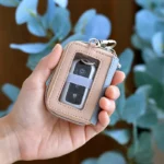 Miffy 書本造型智能鑰匙包, 手持展示並可透過透明窗看到車鑰匙的使用情境照