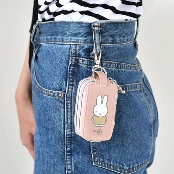 Miffy 米菲雙層智能鑰匙包 粉紅色 掛於褲袋示意